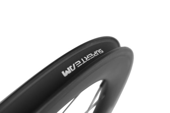 Η ομάδα Superteam 38mm Road Wheelset με σύστημα πέδησης φρένων V και R13 Black Hub Elbow