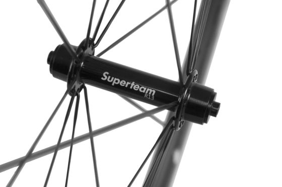 Το Superteam Carbon Fiber Wheelset είναι η τέλεια αναβάθμιση για ανοιχτά ελαστικά ποδηλάτου και φρένα σε V