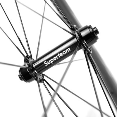 Προσαρμόσιμες 45mm Carbon Fiber Οδικές ρόδες ποδηλάτου 700c 20 24h R13 Hub Carbon Wheels